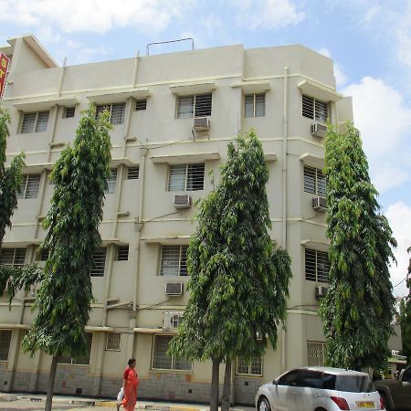 Stadium Holiday Inn Mombasa Exterior foto